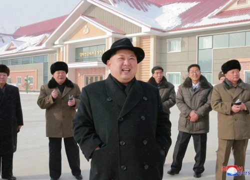 Ông Kim Jong-un tươi cười thăm nhà máy khoai tây giữa lúc căng thẳng