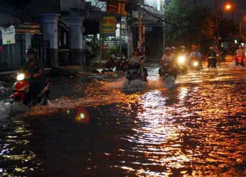 "Soái ca" Sài Gòn có hành động "lạ" trong đỉnh triều cường