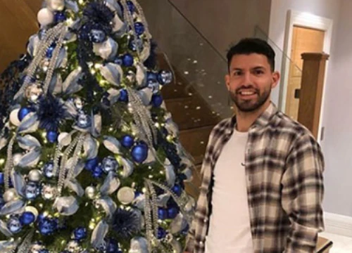 Aguero trang trí cây thông đón Giáng sinh