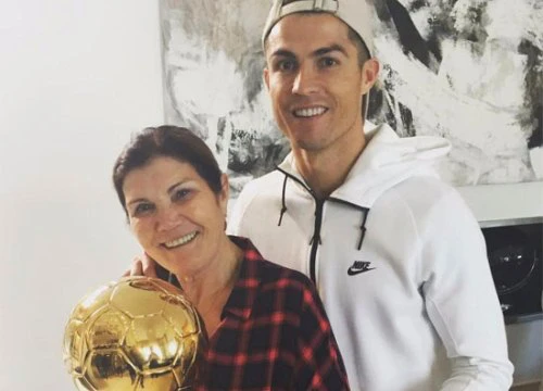 C. Ronaldo ôm mẹ khoe Quả bóng vàng