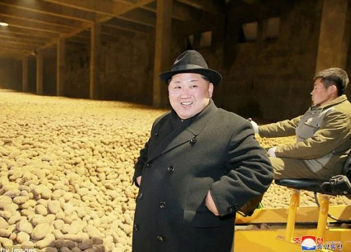 Giữa lúc "nước sôi lửa bỏng", ông Kim Jong-un vẫn bình thản thế này