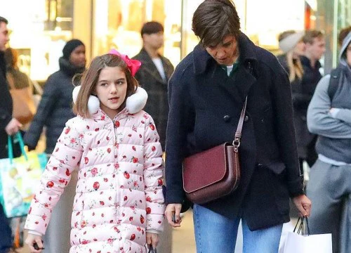 Lâu rồi mới xuất hiện, cô bé Suri Cruise đã "trổ giò" và cao đến vai mẹ