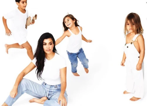 Các nhóc tỳ nhà Kim Kardashian ngộ nghĩnh chụp ảnh Giáng sinh