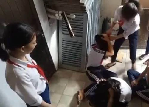 Có 9 học sinh tham gia quay clip 'nữ sinh đánh bạn dã man'