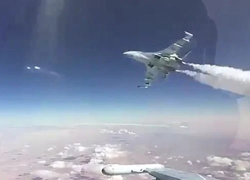 Đang lái Su-30, hoảng hồn thấy Su-35 bay sát nách