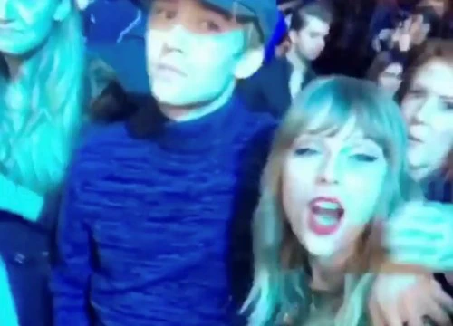 Taylor Swift và người yêu điển trai hết nhảy tình tứ lại ôm hôn nhau giữa concert