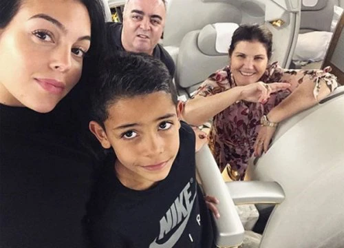 Bạn gái C. Ronaldo đăng ảnh selfie với 'mẹ chồng'