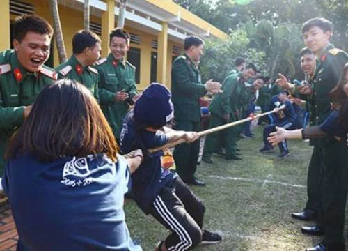 Giáo viên, học sinh tham quan, học tập, trải nghiệm môi trường quân ngũ