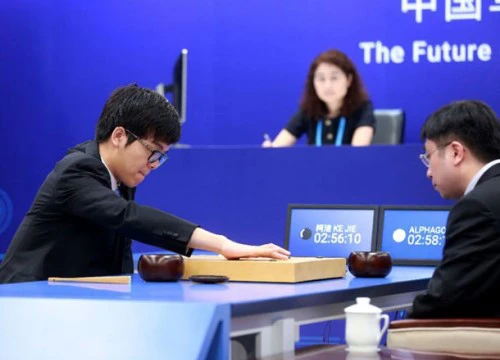 Không còn đối thủ, AlphaGo chuyển sang dạy chơi cờ vây