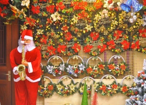 Ông già Noel lắc hông, thổi kèn giá tiền triệu, hàng trà chanh cũng mua về hút khách