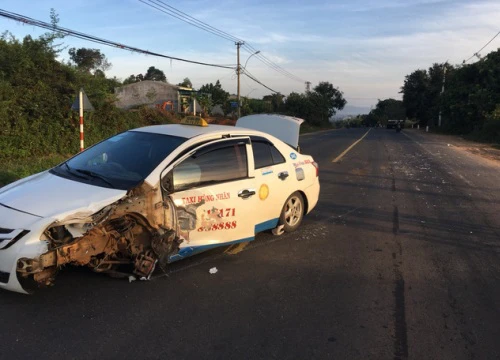 Taxi chở pháo lậu gây tai nạn trên đường bỏ chạy