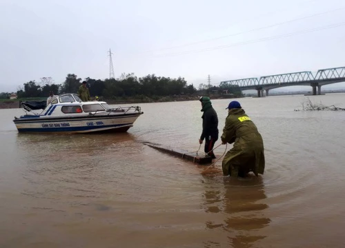 Truy đuổi lâm tặc chở gỗ lậu trên sông trong đêm mưa lớn