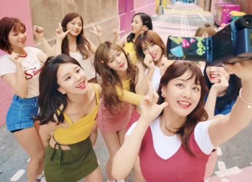 TWICE quá "nhọ"? Lên sàn 3 lần, tung 4 hit vẫn không lọt nổi bất cứ Top 10 nào trong lòng dân Hàn