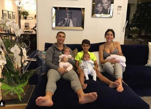 Bạn gái Ronaldo khoe khéo vòng một quyến rũ sau sinh