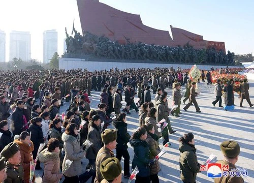 "Biển người" Triều Tiên đặt hoa tưởng niệm ngày mất cố lãnh đạo