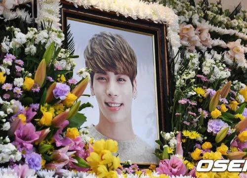 Di ảnh Jonghyun SHINee cười trong nhà tang lễ khiến tất cả mọi người bật khóc