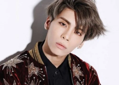 Fan bàng hoàng trước tin Jonghyun qua đời: 'Đừng đùa nữa, dậy đi anh, chúng em khóc rồi'