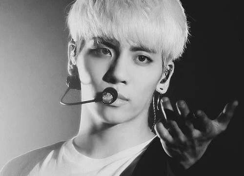 Màn hình nhắc thông báo về màn comeback đầu năm 2018 nhưng Jonghyun lờ đi vì biết sẽ không thể trở lại