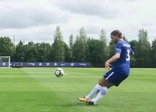 Marcos Alonso bấm bóng chuẩn xác vào lưới bóng rổ