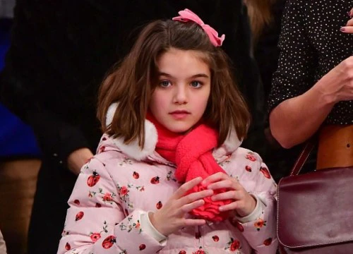 Suri Cruise lấy lại phong độ "mỹ nhân nhí" với đôi mắt xanh to tròn, làn da trắng hồng không tì vết