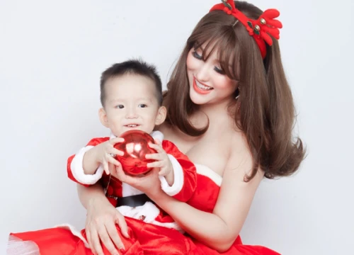 Con trai Phi Thanh Vân hớn hở chụp ảnh Noel cùng mẹ