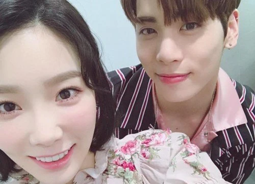 Đăng ảnh selfie cùng Jonghuyn, Taeyeon nghẹn ngào tiễn đưa đàn em: 'Ngủ ngon nhé, Jonghyun của chúng ta à!'