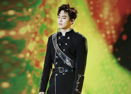 Diễn cảnh tự tử trên sân khấu nhạc kịch vào ngày viếng Jonghyun, Suho (EXO) không thể ngừng khóc