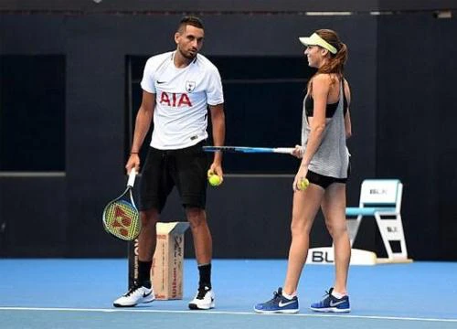 &#8216;Ngựa chứng&#8217; Kyrgios tập luyện, vui đùa với bạn gái