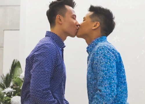 Nụ hôn John Huy Trần và bạn trai Nhiệm Huỳnh đốn tim cộng đồng LGBT