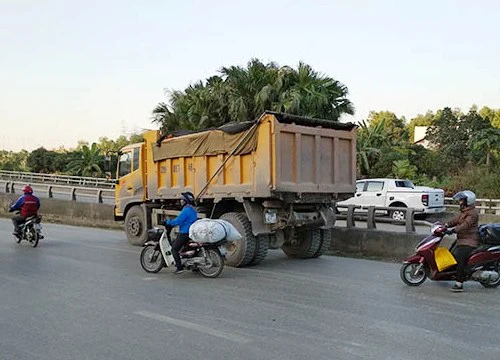 Quảng Ninh: Đâm vào xe tải, xe khách bẹp đầu, kính văng khắp đường