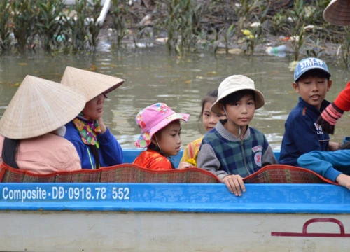 Bão số 16 không vào đất liền: Người dân vẫn giữ dây chằng nhà cửa