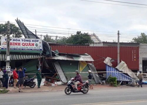 Container tông nát 3 cửa hàng liền kề, 10 người thoát chết