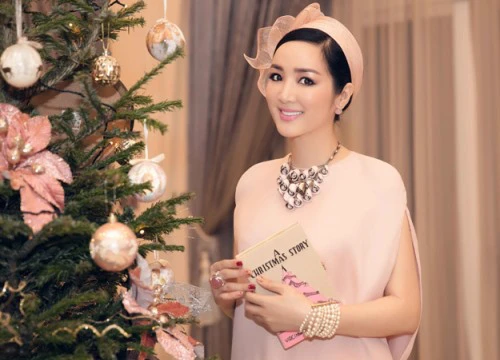 Giáng My diện 'cây' hồng pastel dự tiệc Noel