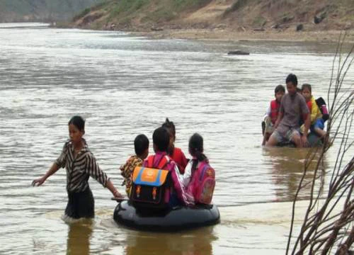 Học sinh Quảng Trị ngồi trên săm vượt sông sâu đến trường