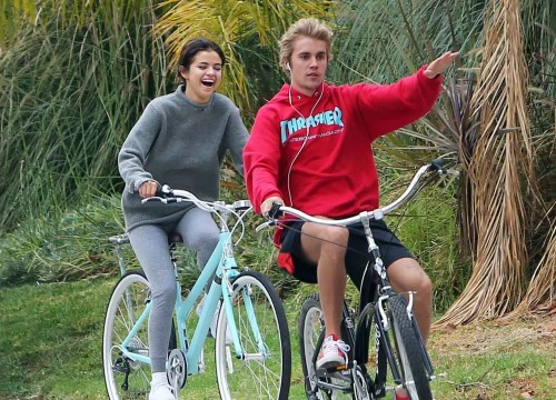 Mẹ Selena Gomez cảm thấy thế nào khi con gái van xin hãy chấp nhận Justin Bieber?