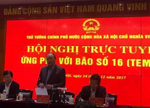 Thủ tướng: Dừng mọi cuộc họp, nhắn tin đến từng người dân bão số 16