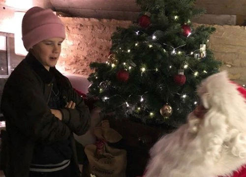 4 nhóc nhà Becks đón Giáng sinh bên ông già Noel