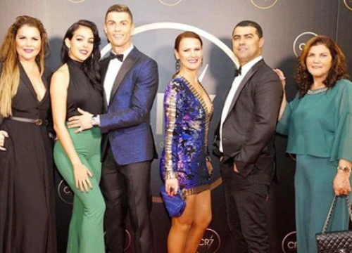 C. Ronaldo ôm bạn gái tình tứ trong tiệc mừng thành công của năm