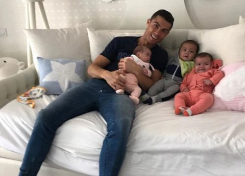 C. Ronaldo: 'Tôi là tù nhân của những đứa trẻ dễ thương'