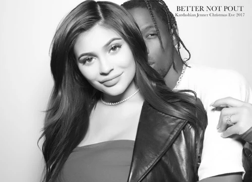 Kylie Jenner xuất hiện hạnh phúc bên bạn trai giữa tin đồn đã bí mật sinh con