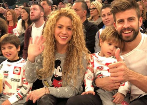 Pique - Shakira đưa hai con trai vi vu Mỹ xem bóng rổ