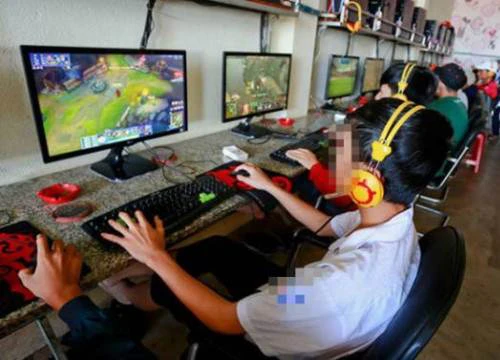 Đau đầu cứ được nghỉ là con chơi game