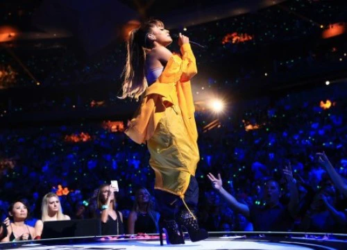 Hủy 10 show trong năm 2017, Ariana Grande vẫn thiết lập kỉ lục doanh thu mới!