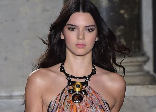 Kendall Jenner đáp trả nghi án mang bầu chỉ với một hành động nhỏ