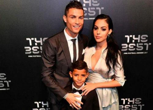 Ronaldo ngày càng gần MU: Đưa quý tử về Anh "luyện công"