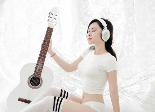 Bạn gái DJ của Hùng Thuận khoe chân nõn nà