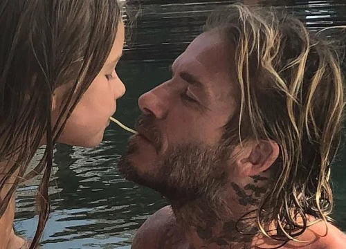 Bố con Harper Beckham bắt chước cảnh ngậm cùng một sợi mì siêu đáng yêu trong phim hoạt hình