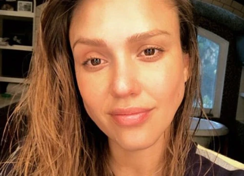 Jessica Alba phờ phạc khi chăm con trai mới sinh