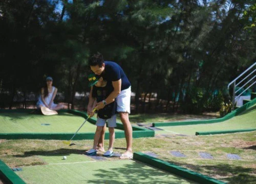 Khoảnh khắc Hà Hồ từ xa nhìn Kim Lý dạy Subeo đánh Golf