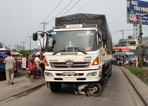 TPHCM: Xe tải cuốn xe máy vào gầm, 2 vợ chồng thương vong